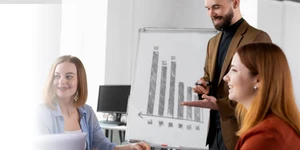 Equipo de ventas revisando gráficas de desempeño en una reunión