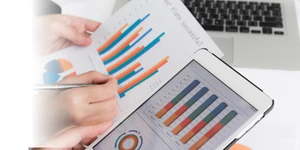 Personas revisando reportes y gráficas en una tablet