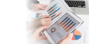 Personas revisando reportes y gráficas en una tablet